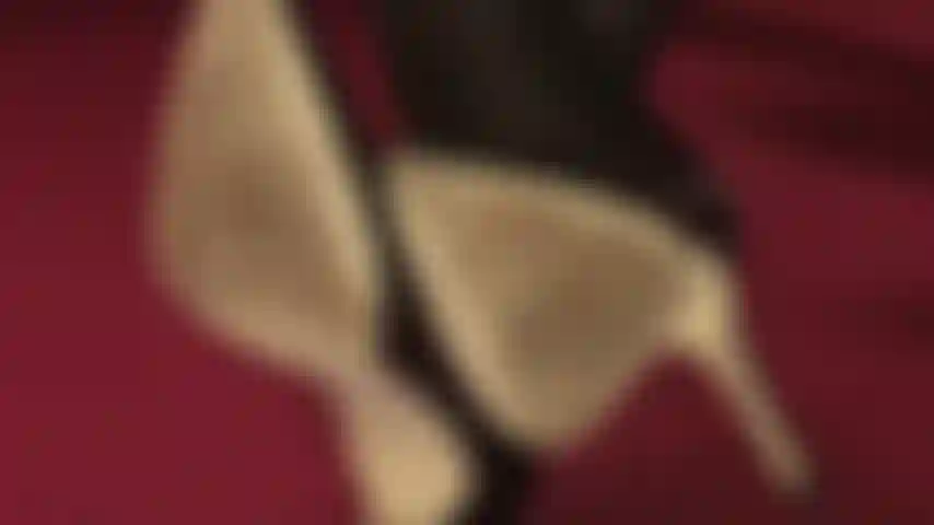 Sous les talons de ma maîtresse - comme un chien sur le sol attendant l'attention et les ordres de son propriétaire, regarde les semelles de mes chaussures.