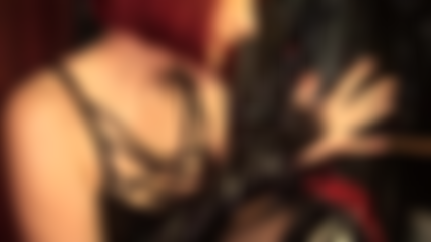 Fétichiste des gants en pvc - ma maîtresse taquine avec ces gants en vinyle noir brillant et chaud.