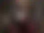 Ta maîtresse, vêtue d'une tenue fétichiste noire brillante et chaude avec de hautes bottes, te fixe le cul et baise ta bite d'esclave avec son talon aiguille en métal.