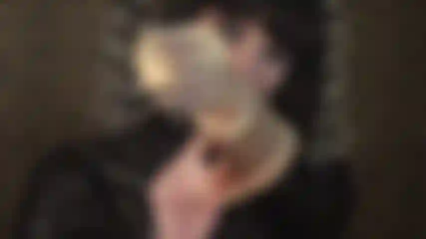 Ton désir est de sentir ces gants de satin doré et soyeux sur toi. Les mains gantées de ta maîtresse s'enroulent autour de ta bite d'esclave et glissent dans ton anus pour taquiner ta prostate.