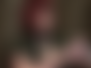 Fétichiste des gants en latex, passant des gants courts en caoutchouc noir aux longs gants rouges.