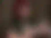 Fétichiste des gants en latex, passant des gants courts en caoutchouc noir aux longs gants rouges.