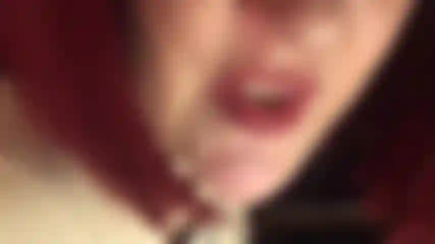 Maîtresse utilise beaucoup de salive pour une branlette bâclée en latex.