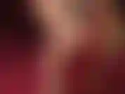 Fétichiste des pieds, adoratrice des talons hauts : escarpins rouges brillants et cambrures magnifiques. Je joue avec les chaussures et j'attire les pieds pour les soumettre.