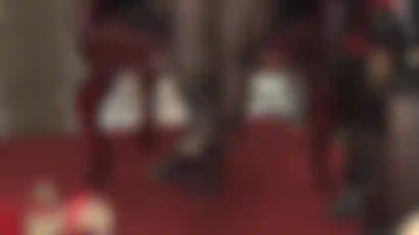 Les pieds en collants te rendent faible - ils bougent si parfaitement, se balançant à gauche et à droite, suis leur mouvement, faible pied.