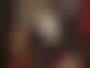 Ooh, espèce de petite pédé qui aime les bites, continue de regarder mon énorme bosse sous la jupe. Je sais que tu veux y goûter. Oh, tu vas l'avoir, tu vas vraiment l'avoir.