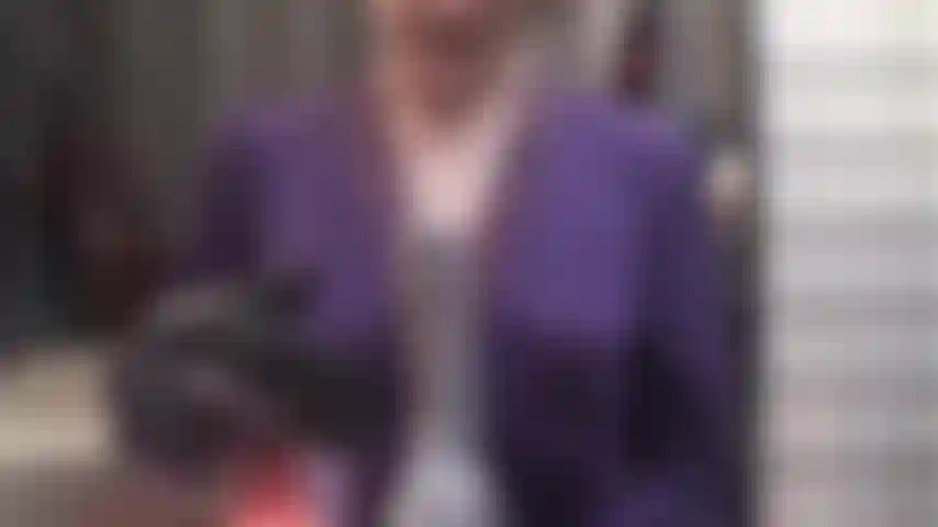 Tentatrice avec sa grosse bite, ses seins et sa salive savoureuse - vous n'avez jamais goûté une bite auparavant, mais la maîtresse rend la chose impossible à refuser. Vous désirez cette belle bite nichée entre ses seins, engloutie dans la salive. (Femdom, fétiche, bi forcé, suceuse de bite, jeu avec les seins, jeu avec la salive, collants, gode-ceinture, strapon, décolleté, gants en cuir).