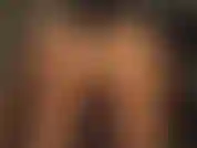 Profitez d'une branlette gantée après avoir adoré le cul parfait de la maîtresse dans des couches de collants dorés extrêmement brillants et d'un string moulant.