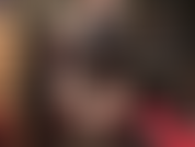 Je caresse ta maîtresse avec sa grosse bite blanche et ses longs gants en latex noir. Je caresse lentement, savourant le moindre contact sensuel pendant que tu adores ma grosse bite charnue.