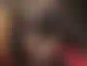 Je caresse ta maîtresse avec sa grosse bite blanche et ses longs gants en latex noir. Je caresse lentement, savourant le moindre contact sensuel pendant que tu adores ma grosse bite charnue.