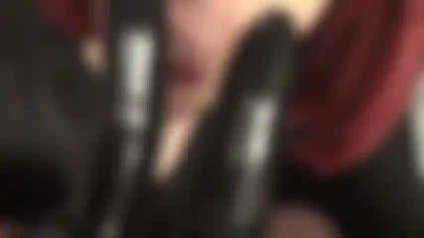 Gants en latex noir, expérience fétichiste intense.