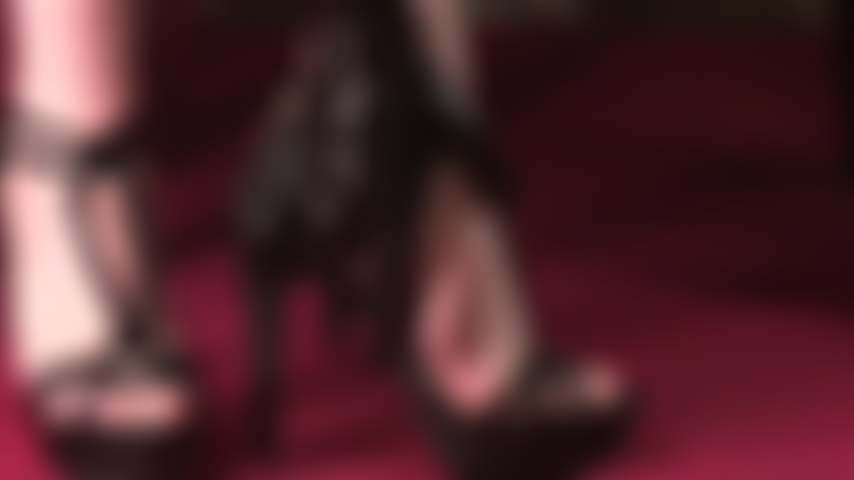 Pieds nus, voûtes plantaires hautes, orteils sexy dans des sandales à lanières, gants en latex - tu adorerais baiser entre le pied et la chaussure et éjaculer partout dessus.