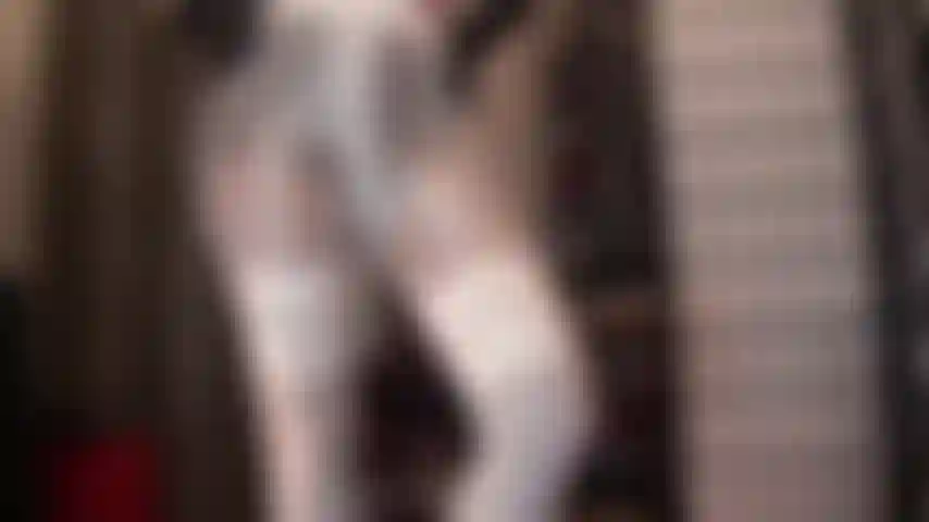 Des bas blancs, une couche de collants brillants et une bite - les collants brillants de la maîtresse vous donnent envie de bite. Et si elle glissait une bbc dans ses collants brillants pour vous taquiner avec sa grosse bosse en nylon... Oh oui, tu le veux !