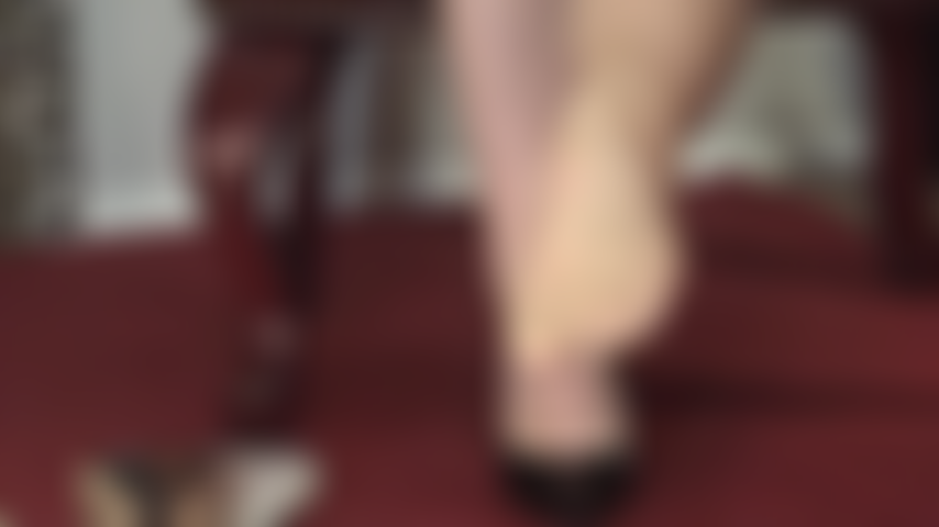 Pieds en nylon, dégoulinants de salive, enroulés autour de ta bite. Glissante et humide, ces mains et ces pieds drainent le sperme de tes couilles.