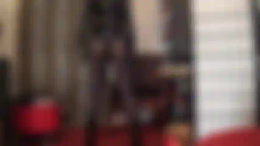 Poussant son énorme gode noir pendant que ma maîtresse taquine avec son incroyable cul vêtu de collants et sa tenue moulante en pvc noir brillant.