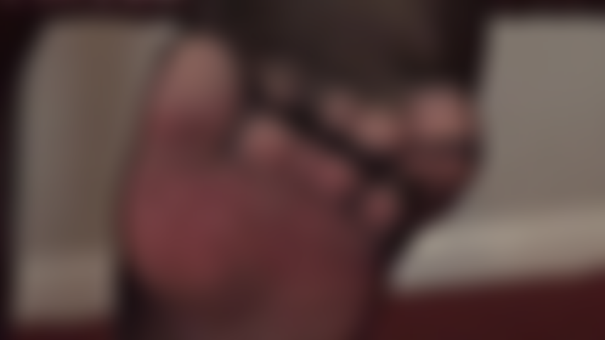 Pouvez-vous gérer ce gros plan extrême des pieds parfaits de la maîtresse vivian en bas nylon noirs transparents ?