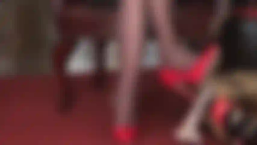 Des talons aiguilles rouges sur ta bite d'esclave - ça fait mal de sentir leur contact, qu'il soit doux ou brutal.