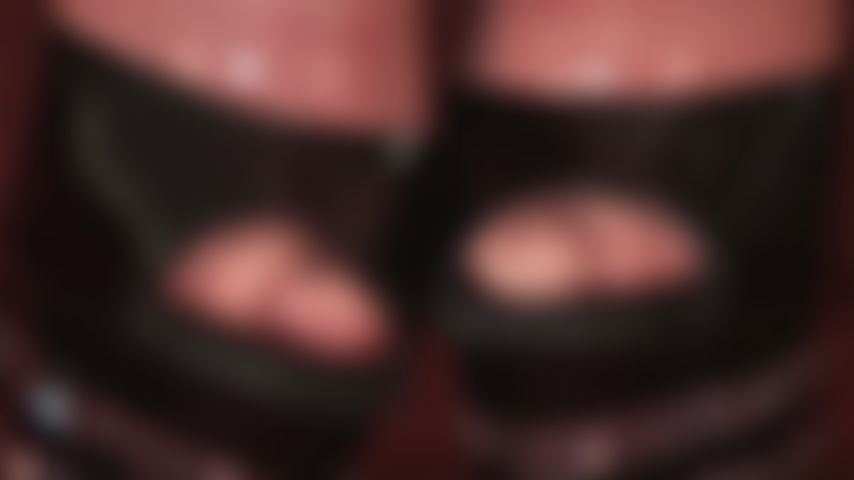 Fétichiste du latex, adoratrice des pieds – mes orteils en latex glissants dépassent de talons noirs à plateformes transparentes. Le latex couleur chair rend ces jolis orteils encore plus appétissants.