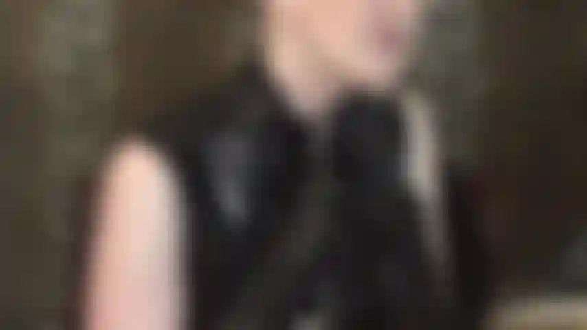 Un décolleté séduisant dans une robe zippée en pvc.