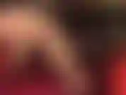 Jambes en collants bronzés brillants, talons hauts à lanières, allumeuse de bite – les jambes en nylon brillant de maîtresse vivian sont merveilleuses pour s'agenouiller devant. De temps en temps, elle taquine ta bite douloureuse avec ses gants et son pied.