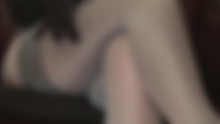 Une séduction au niveau des cuisses, vêtue de nylon – collants soyeux et transparents couleur lavande et bas en dessous. La vue des jambes croisées en nylon et des pieds en bas de ma maîtresse est une véritable allumeuse.