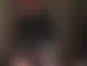 Maîtresse vivian branle sa grosse bite blanche, toute habillée de caoutchouc brillant.