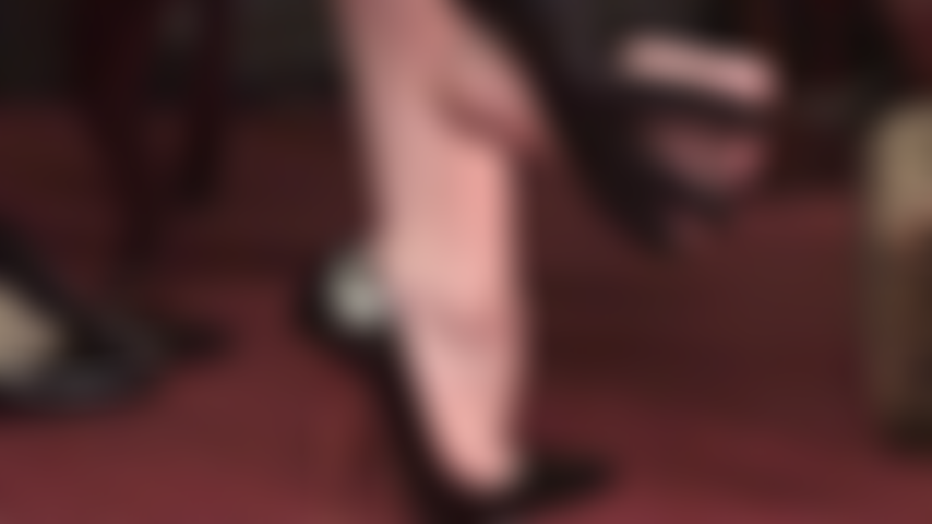 L'art de la séduction pieds nus - la maîtresse pose ses pieds nus parfaitement cambrés, sachant que vous ne pouvez tout simplement pas résister à ces courbes savoureuses.