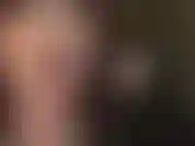 Approche ta bouche, tire la langue. Goûte cette délicieuse bite que ta maîtresse te sert, la trayant directement dans ta bouche.