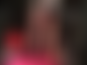 Accro aux jambes et aux pieds de ma maîtresse en bas de caoutchouc transparents nude et mules à plateforme et bout ouvert.