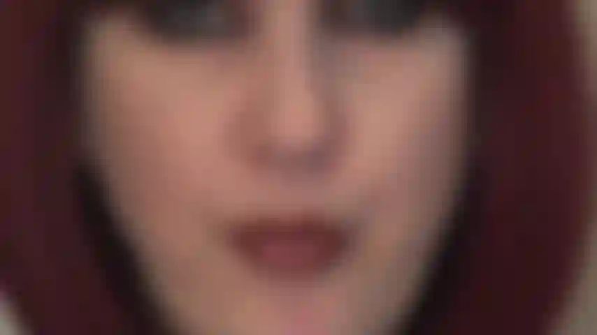 Fétichiste du crachat - bois ma délicieuse salive. Regarde-moi dans les yeux, ouvre la bouche et bois le délicieux crachat de ta maîtresse.