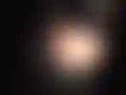 Un jean en pvc brillant et sexy, un cul vêtu d'un énorme gode-ceinture blanc. Cette vue vous donne envie de caresser votre petite bite. Maîtresse montre comment branler le talon de sa fine botte.