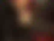 Le latex a été fait pour ces courbes - si vous aimez le caoutchouc, vous devez voir cette tenue sexy en caoutchouc rouge brillant et noir avec des bottes à talons aiguilles extra hautes.