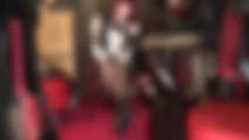 Enfonce ta langue et ta bite dans mes chaussures. Les claquettes ouvertes à l'arrière sont peut-être faciles, mais peux-tu les glisser dans mes escarpins ?!