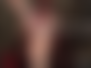 Pieds et jambes nus irrésistibles, touchés par des gants de cuir courts rouges. Oh si sexy !