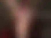 Pieds et jambes nus irrésistibles, touchés par des gants de cuir courts rouges. Oh si sexy !