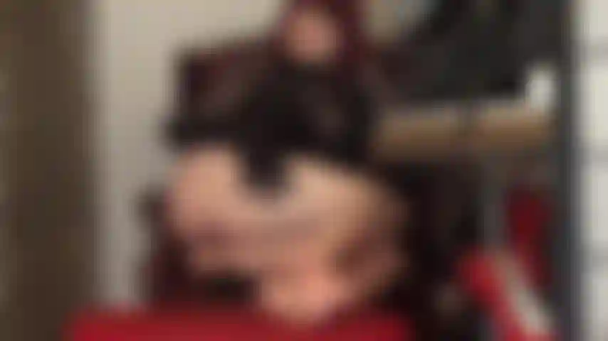 Fétichiste des pieds et adoratrice du cul - je bave à la vue des pieds nus et doux de ma maîtresse et de son cul nu.