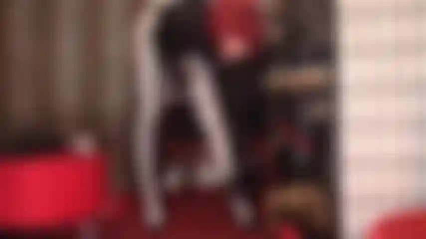 Accro aux collants en lycra brillants, tu caresses ta petite bite d'esclave comme s'il n'y avait pas de lendemain.