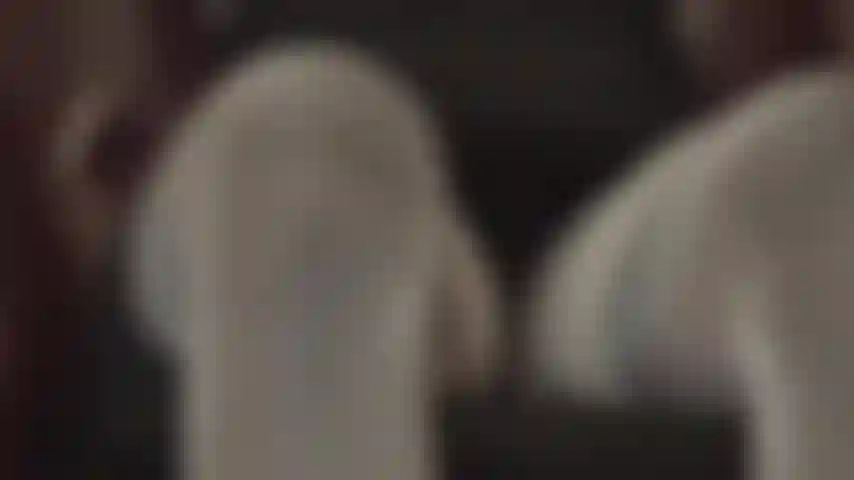 Des collants soyeux et des cuisses de bas taquinés par des gants de satin - cette vue fera palpiter votre bite, les collants opaques suffisamment transparents pour apercevoir la culotte de la maîtresse.