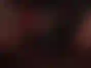 Gants de cuir sur un gode ceinture blanc. Ma maîtresse tient fermement tes couilles tout en tapotant ta bite palpitante.