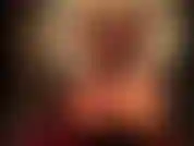 Maîtresse taquine l'amateur de caoutchouc et de pieds avec ses courbes sexy en jupe et bas transparents.