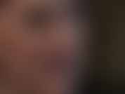 Des lèvres sensuelles au rouge à lèvres foncé, un fétichisme de la langue, une hypnose buccale avec un jeu de crachat.