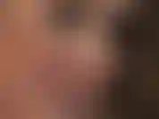 Admire le beau visage de ma maîtresse en gros plan. Ses lèvres rouges sexy et taquines, ses yeux bleus perçants vous regardant droit dans l'âme.