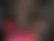 Jambes croisées et allongées sexy dans des collants noirs transparents et des escarpins fétichistes chauds.