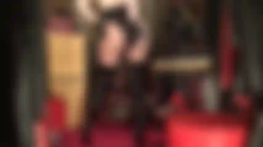 Je te rends fou avec mes courbes ! - De hautes bottes hautes brillantes, des collants beiges brillants, un body string et des gants courts sexy qui continuent de toucher le corps irrésistible de la maîtresse.