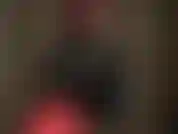 Couches de latex - la maîtresse ajoute un chemisier noir à sa tenue en caoutchouc.