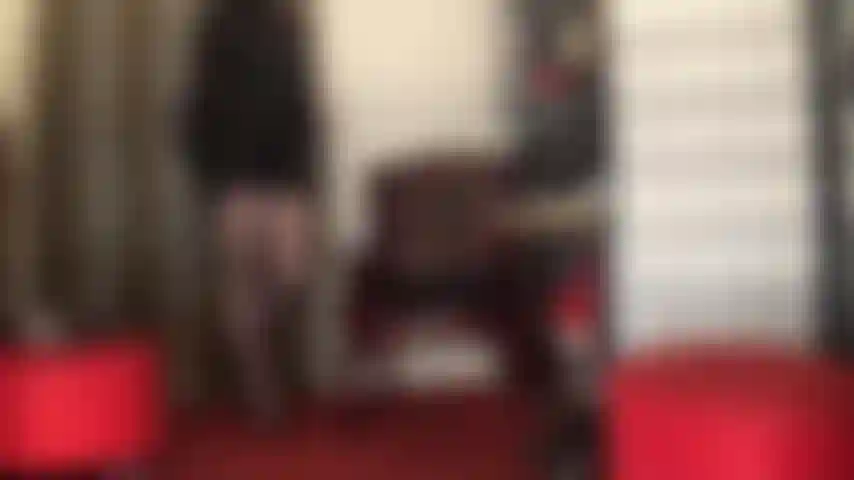 La séduction des bas à coutures – rien n'est plus séduisant que la couture arrière d'un bas nylon noir transparent. Maîtresse sait vous exciter avec ses jambes incroyablement longues et son cul en collants.