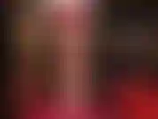 Voici une courte allumeuse sexy avec une maîtresse portant une robe rouge, des collants marron brillants et une veste en cuir blanc et des talons, soulevant sa robe sexy pour vous accorder la permission d'adorer son cul.