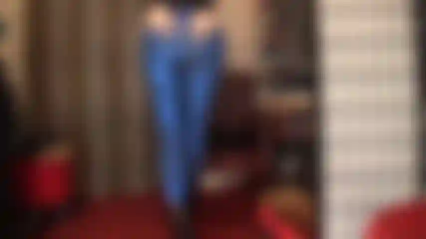 Adoration du corps en leggings bleus métallisés et bottines noires.