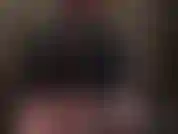 Maîtresse taquine avec ses belles fesses rondes dans une robe courte en lycra.