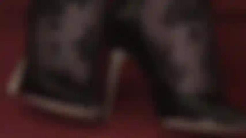 Amoureuse des talons de ma maîtresse - de magnifiques escarpins noirs brillants et vernis. Ma maîtresse exige que tu les embrasses et que tu les lèches. Nettoie-les de haut en bas, sens la tige lisse sur ta langue, le talon glisser dans ta bouche... Maintenant enfonce ta bite entre la chaussure et le pied et l.